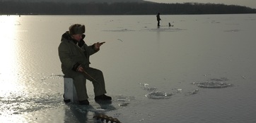 На Дальнем Востоке в разгаре сезон подледного лова. МЧС и региональные власти просят рыболовов быть внимательнее и не пренебрегать правилами безопасности