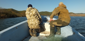 Рыбинспекторы проводят рейд на лососевой реке в Приморье, архивное фото. 7 августа в России отмечается День государственных органов рыбоохраны