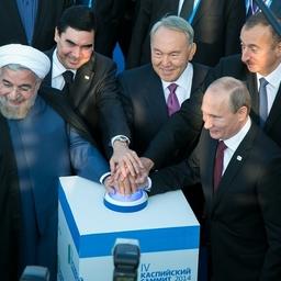 В рамках саммита лидеры прикаспийских государств выпустили в Волгу 300 экземпляров молоди белуги. Фото управления пресс-службы и информации администрации губернатора Астраханской области