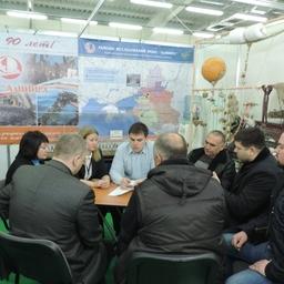 Сотрудники АзНИИРХ и крымские рыбаки обсуждают перспективы сотрудничества. Фото пресс-службы института