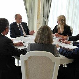 Встреча главы государства Владимира Путина с губернатором Сахалинской области Александром Хорошавиным и жителями региона. Фото пресс-службы Президента России.