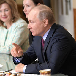В марте президент Владимир ПУТИН провел в Самаре встречу с женщинами-предпринимателями. Фото пресс-службы главы государства