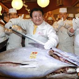 Киёси КИМУРА и его покупка. (AP Photo/Koji Sasahara)