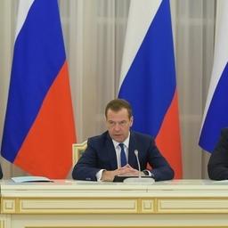 Заместитель председателя правительства Аркадий ДВОРКОВИЧ, премьер-министр Дмитрий МЕДВЕДЕВ и министр сельского хозяйства Александр ТКАЧЕВ. Фото пресс-службы Правительства РФ