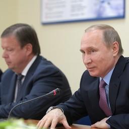 Гендиректор судостроительного завода «Вымпел» Олег БЕЛКОВ и президент Владимир ПУТИН на встрече главы государства с представителями деловых кругов Ярославской области. Фото пресс-службы Кремля