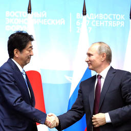 Премьер-министр Японии Синдзо АБЭ и президент РФ Владимир ПУТИН. Фото пресс-службы Кремля