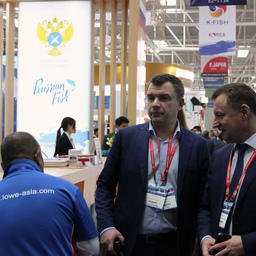 Гендиректор отраслевого выставочного оператора Expo Solutions Group Иван ФЕТИСОВ и заместитель руководителя Росрыболовства Петр САВЧУК