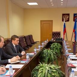 Глава Росрыболовства Илья ШЕСТАКОВ и губернатор Мурманской области Марина КОВТУН обсудили пути решения проблем рыбной отрасли. Фото управления информационной политики и взаимодействия со СМИ аппарата правительства Мурманской области