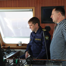 Руководитель Федерального агентства по рыболовству Илья ШЕСТАКОВ и заместитель руководителя Петр САВЧУК на борту траулера «Асбьорн»