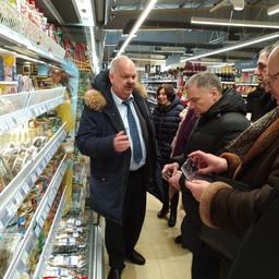 Заместитель председателя правительства островного региона Игорь БЫСТРОВ демонстрирует гостям, как на практике реализуется проект «Доступная рыба»