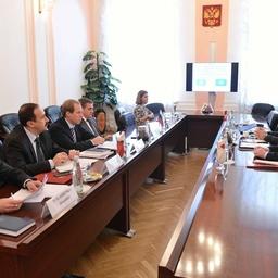 Развитие отечественного рынка производства кормов для аквакультуры и перспективы привлечения зарубежных инвестиций для реализации проектов по строительству комбикормовых предприятий обсудили на встрече с иностранными производителями кормов. Фото пресс-службы Росрыболовства