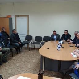 Заместитель председателя правительства Сахалинской области Игорь БЫСТРОВ провел в Корсакове встречу с рыбаками. Фото пресс-службы правительства региона