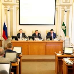 Заместитель руководителя Росрыболовства Василий СОКОЛОВ (слева), первый заместитель губернатора, директор департамента АПК Курганской области Сергей ПУГИН (в центре), директор департамента регулирования в сфере рыбного хозяйства и аквакультуры Минсельхоза России Евгений КАЦ (справа). Фото пресс-службы губернатора Курганской области