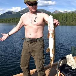 На отдыхе в Республике Тыва глава государства Владимир ПУТИН занялся подводной охотой и рыбалкой на каскаде горных озер. Фото пресс-службы президента