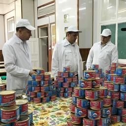 Заместитель руководителя Росрыболовства Петр САВЧУК, заместитель министра сельского хозяйства – руководитель Федерального агентства по рыболовству Илья ШЕСТАКОВ и генеральный директор рыбокомбината «Островной» Михаил ЗАЙЦЕВ. Фото пресс-службы ФАР